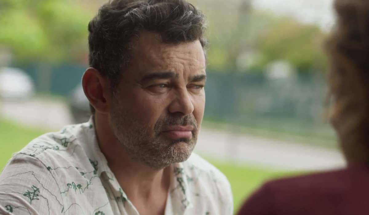 Alfredo fica abalado com resultado do exame de DNA em Cara e Coragem