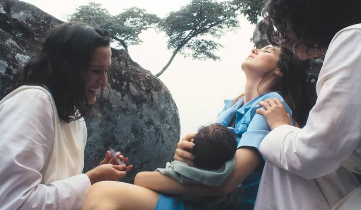 Marê foge da prisão, consegue salvar bebê, mas é capturada em Amor Perfeito